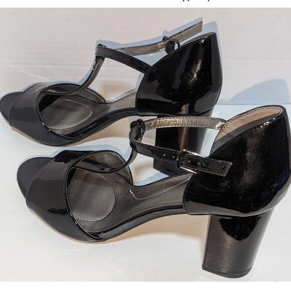 Bandolino "Abra" T-strap Open Toe Sandals - Picture 2 of 4